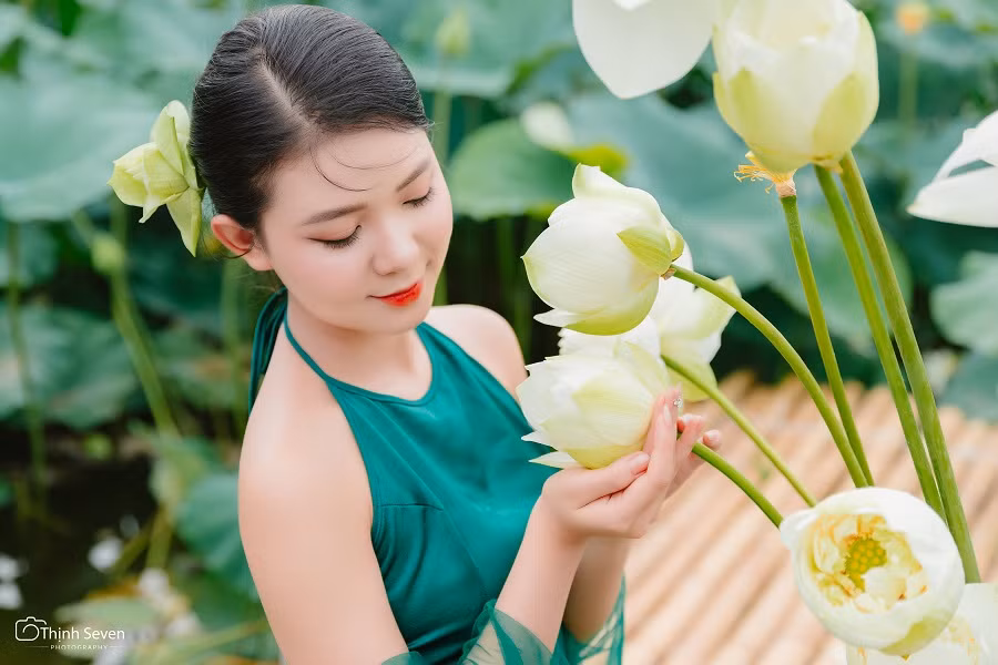 Được biết, bộ ảnh này được thực hiện ở đầm sen Tam Hưng - Thanh Oai - Hà Nội.