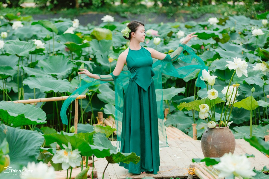 Khi chụp hình với sen, phái đẹp thường lựa chọn áo dài, áo yếm, váy đụp - trang phục truyền thống đậm chất Việt. Kiểu phục trang này rất hợp để chụp hình cùng sen vì đều mang một phần quốc hồn quốc túy dân tộc. Tuy nhiên cũng không nhất thiết chụp sen là phải bó buộc mặc cái gì, mà chỉ cần chị em diện những trang phục khiến mình tự tin nhất thì ắt sẽ tỏa sáng theo cách riêng.