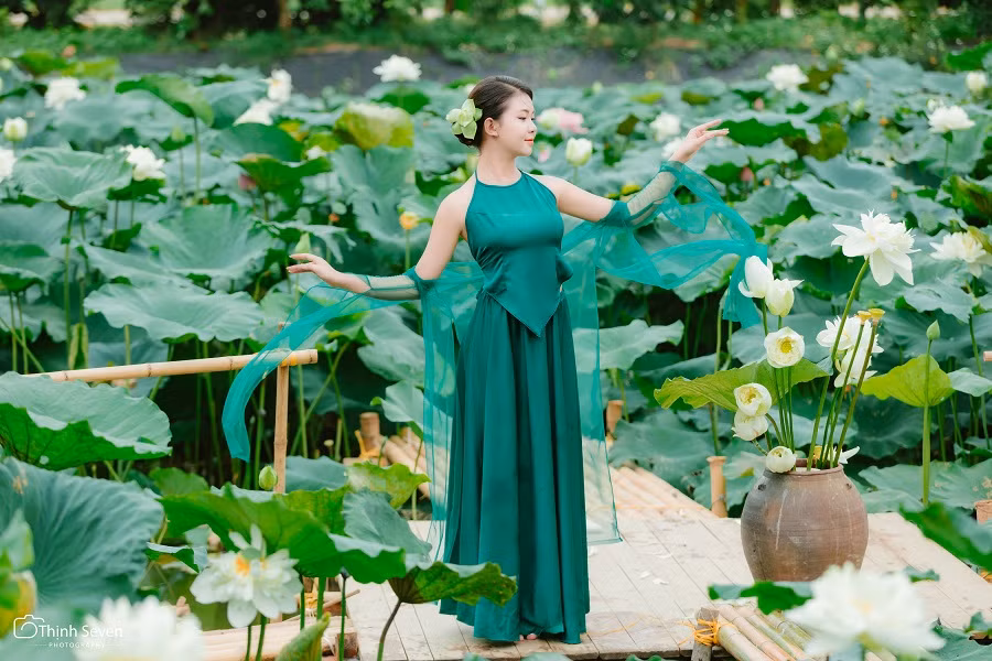 Khi chụp hình với sen, phái đẹp thường lựa chọn áo dài, áo yếm, váy đụp - trang phục truyền thống đậm chất Việt. Kiểu phục trang này rất hợp để chụp hình cùng sen vì đều mang một phần quốc hồn quốc túy dân tộc. Tuy nhiên cũng không nhất thiết chụp sen là phải bó buộc mặc cái gì, mà chỉ cần chị em diện những trang phục khiến mình tự tin nhất thì ắt sẽ tỏa sáng theo cách riêng.
