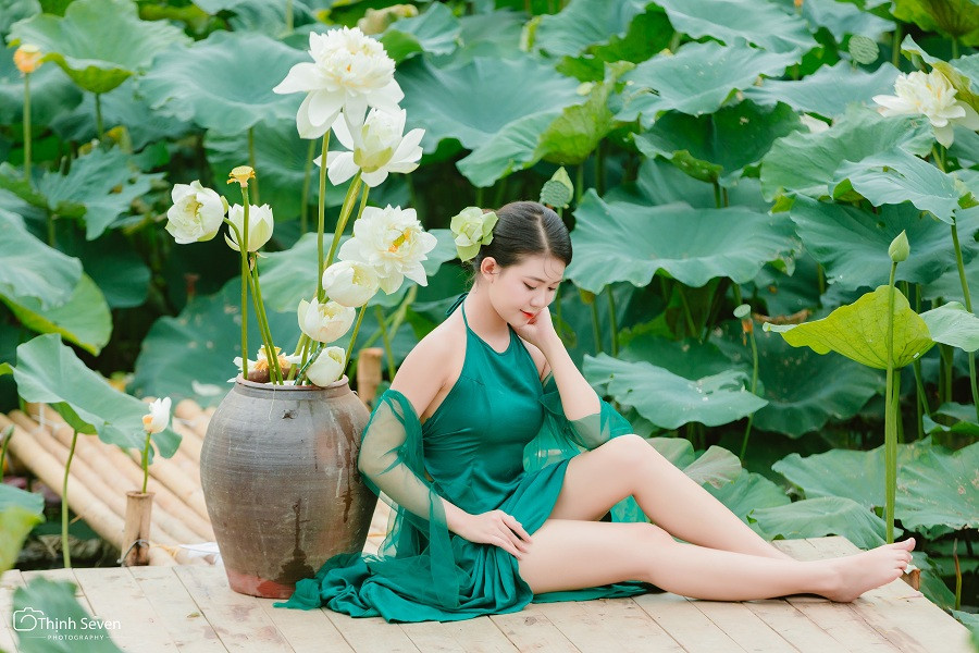 Lựa chọn trang phục váy với phần cổ được thiết kế dạng yếm, phần chân váy được cắt xẻ táo bạo, Khánh Huyền khéo khoe trọn bờ vai trần ngọc ngà cùng làn da trắng mịn không tì vết.