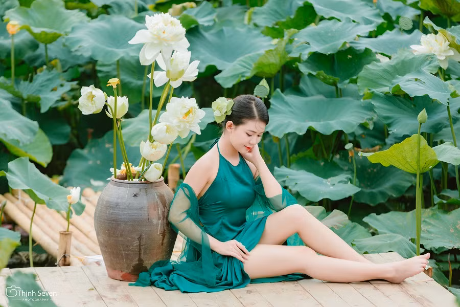 Lựa chọn trang phục váy với phần cổ được thiết kế dạng yếm, phần chân váy được cắt xẻ táo bạo, Khánh Huyền khéo khoe trọn bờ vai trần ngọc ngà cùng làn da trắng mịn không tì vết.