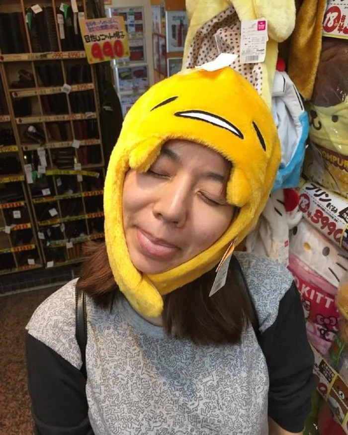 Nước da sạm và có mụn, đôi mắt dại, mũi thô và to dường như chẳng hề liên quan tới hot girl Hiểu Dao trên mạng xã hội.