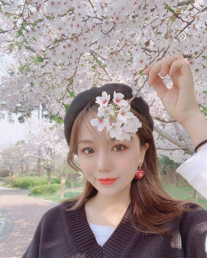 Trên mạng xã hội, Hiểu Dao thường xuyên đăng tải hình ảnh xinh đẹp như thiên thần. Bất kỳ bức hình nào được cô chia sẻ đều nhận được sự quan tâm từ người hâm mộ.