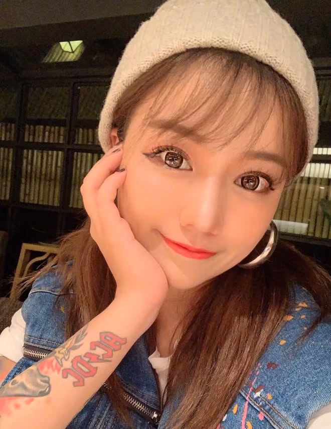 Có làn da trắng mướt, đôi mắt to trò như búp bê cùng cách ăn mặc cực kỳ có gu khiến hot girl này được lòng người hâm mộ. Cô nàng cũng thường xuyên sử dụng kính áp tròng và khuyên các bạn gái sử dụng để sở hữu đôi mắt long lanh.