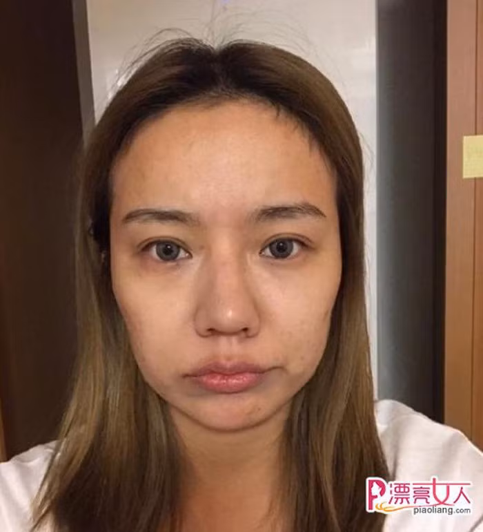 Thay vì im lặng và "mất hút" trên mạng xã hội như bao cô gái khác, hot girl lộ mặt mộc Hiểu dao lại lựa chọn cách thừa nhận nhan sắc thật có phần tầm thường của mình và cho biết bản thân biết tiếp thu ý kiến của mọi người.