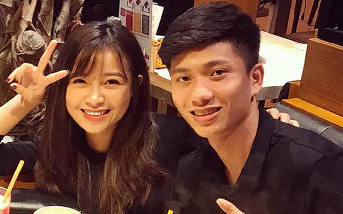 Đám cưới của Phan Văn Đức và Nhật Linh diễn ra vào mùng 6 Tết Âm lịch 2020 vừa qua chỉ sau 5 tháng hẹn hò khiến nhiều người hâm mộ bất ngờ. Không chỉ có vậy, sự xuất hiện của bạn gái tin đồn Quang Hải là Huyền My trong đám cưới cũng khiến nhiều người tò mò, không rõ về mối quan hệ giữa 2 nàng hot girl.