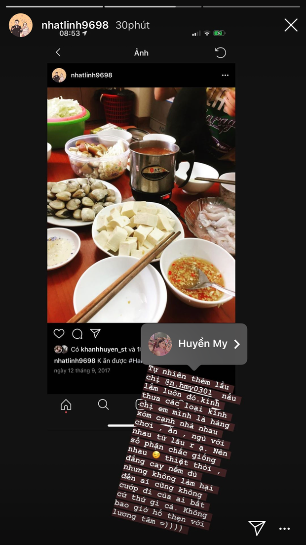 Mới đây, trên trang cá nhân của mình, vợ Phan Văn Đức đã hé lộ mối quan hệ đặc biệt của cô với bạn gái Quang Hải. Theo đó, cả hai là bạn hàng xóm của nhau, chơi thân đến nỗi cùng ăn cùng ngủ với nhau từ rất lâu rồi.