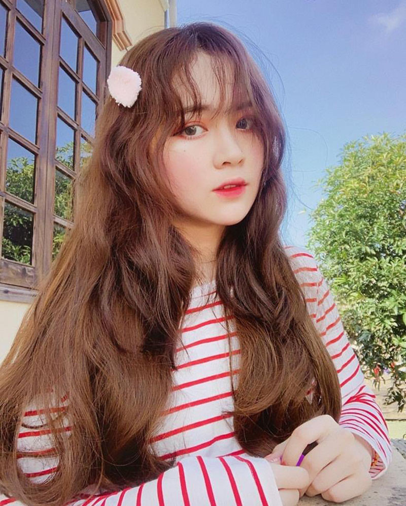  Hot girl này là một thành viên của khoa Quan hệ Quốc tế. Với gương mặt bầu bĩnh, khả ái và vóc dáng cân đối 1m63 và nặng 44kg, nét đẹp tựa “thiên thần trong truyện tranh” của Phi Linh khiến nhiều người không ngớt lời khen.