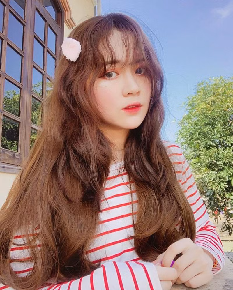  Hot girl này là một thành viên của khoa Quan hệ Quốc tế. Với gương mặt bầu bĩnh, khả ái và vóc dáng cân đối 1m63 và nặng 44kg, nét đẹp tựa “thiên thần trong truyện tranh” của Phi Linh khiến nhiều người không ngớt lời khen.