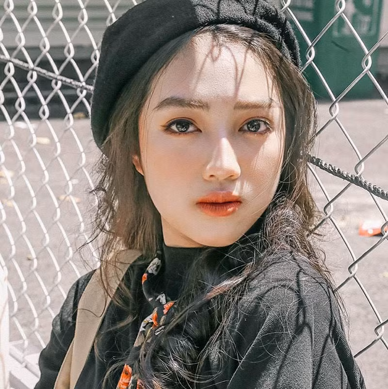 Hot girl 10x sở hữu đôi mắt to tròn, sóng mũi dọc dừa cao điểm nhấn cho gương mặt thanh tú.