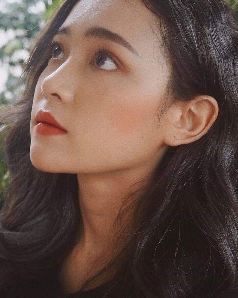 Với lợi thế ngoại hình, Phi Linh đang là mẫu ảnh nổi tiếng, thường xuyên góp mặt trong các phim ngắn của giới trẻ và đóng TVC.