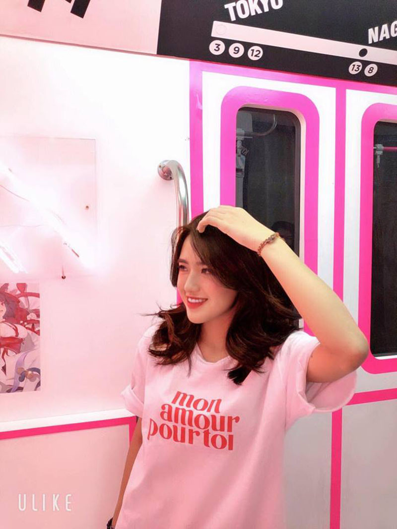 Chẳng những sở hữu ngoại hình tỏa nắng, nữ sinh này còn khiến người ta trầm trồ khi thành thạo cả hai ngoại ngữ là Anh và Trung