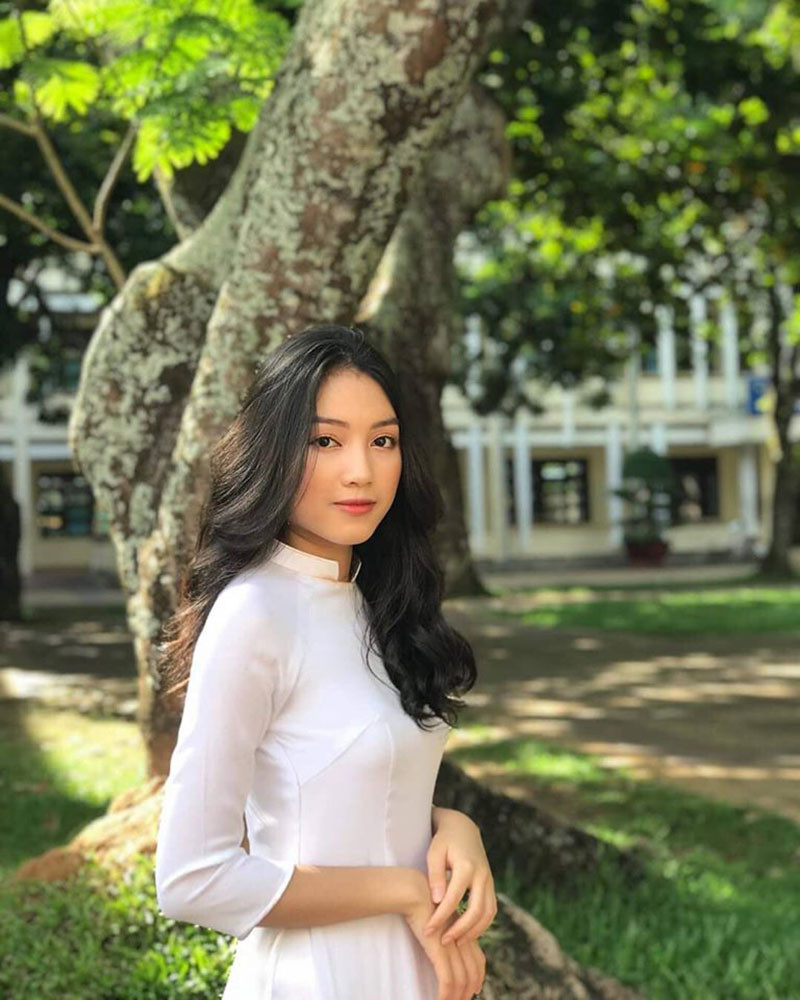 Thu Uyên hiện đang theo học khoa Văn hoá học. Mời quý độc giả đón xem thêm video Nữ sinh Nghệ An nói nhiều thứ tiếng - Nguồn: KÊNH VTC1