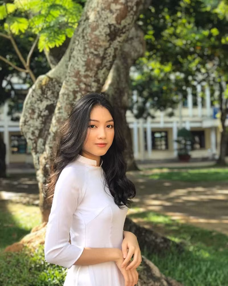 Thu Uyên hiện đang theo học khoa Văn hoá học. Mời quý độc giả đón xem thêm video Nữ sinh Nghệ An nói nhiều thứ tiếng - Nguồn: KÊNH VTC1
