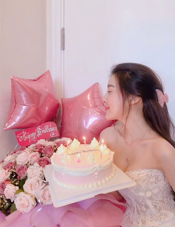 Ngày 20.4 là sinh nhật tròn 30 tuổi của Cao Thái Hà. Trên Facebook cá nhân, ngay từ sớm nữ diễn viên " Hậu duệ mặt trời" bản Việt đã đăng tải một bức ảnh chụp bên bánh sinh nhật và rất nhiều hoa để ghi dấu kỷ niệm. Ngay lập tức, Cao Thái Hà nhận được hàng ngàn lượt "like" và bình luận chúc mừng đón tuổi mới.