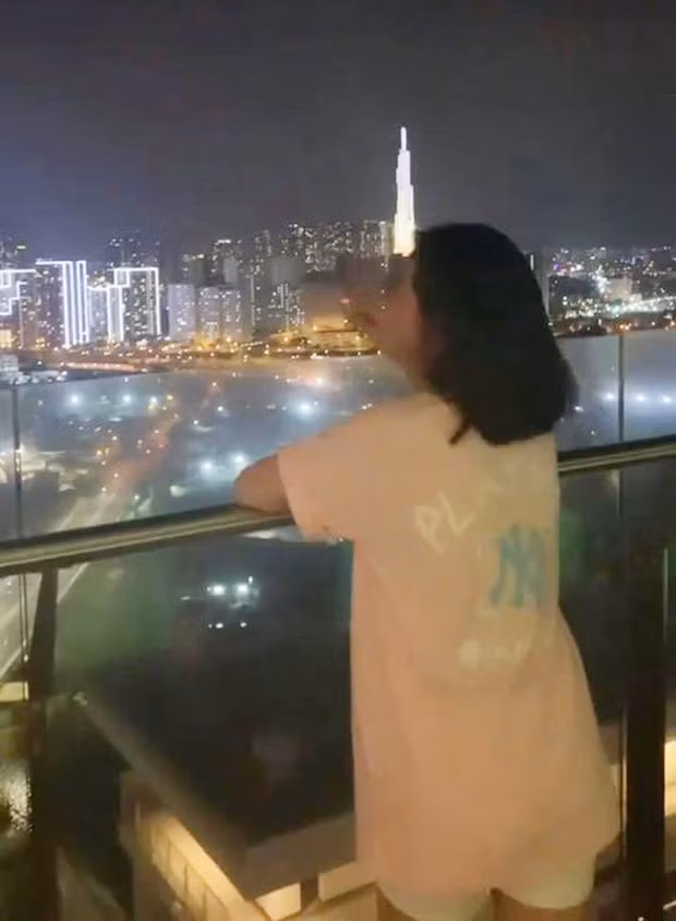 Ngay sau khi clip hút thuốc phì phèo của Cao Thái Hà được chia sẻ rộng rãi, nhiều ý kiến trái chiều của dân mạng đã nổ ra. Một bộ phận lớn cho rằng "Mợ hai" đã có việc làm thiếu suy nghĩ, làm ảnh hưởng đến các fan nhỏ tuổi.