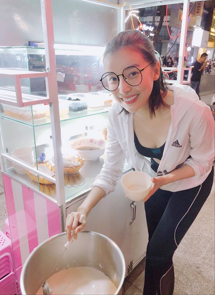 Sở hữu gương mặt xinh đẹp, dáng người chuẩn, Cao Thái Hà từng đạt được nhiều thành tích cao trong các cuộc thi nhan sắc trong như: Người có làn da đẹp nhất trong cuộc thi Hoa khôi xứ Dừa, từng thi Hoa hậu Việt Nam 2008, lọt vào top 5 cuộc thi Nữ hoàng trang sức 2011 và giải trình diễn trang sức đẹp nhất. Trên màn ảnh, Cao Thái Hà khá bạo dạn khi thực những cảnh nóng với bạn diễn nam nhưng ngoài đời thực cô lại sống bình dị và thầm lặng. Chính vì thế nữ diễn viên ít xuất hiện trên mạng xã hội hay vướng phải những thị phi showbiz. Về đời tư của nữ diễn viên khá đơn giản, Cao Thái Hà mới mua nhà rộng 82m2 ở quận 2, TP.HCM có giá khoảng 6 tỷ.