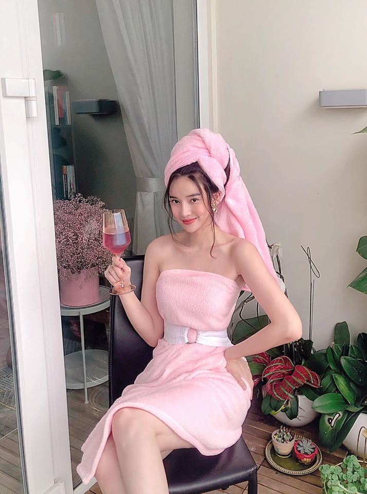 Cao Thái Hà sinh ngày 20.4.1990 tại Cần Thơ. Cô sở hữu chiều cao 1,7m cùng số đo lý tưởng Nữ diễn viên gây ấn tượng tốt khi tham gia các phim: Hậu duệ mặt trời phiên bản Việt, Bán chồng, Tiếng sét trong mưa...