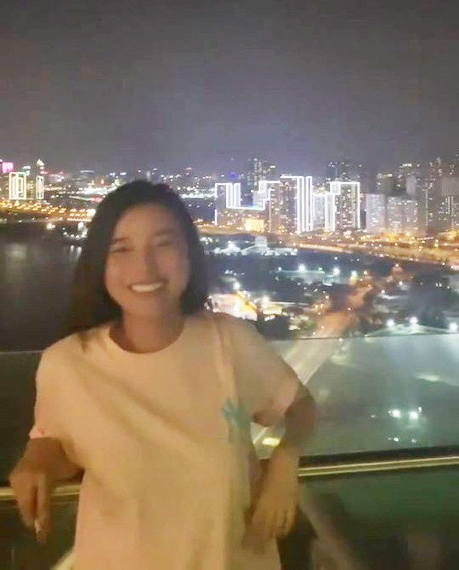 Chỉ sau đó ít giờ, diễn viên "Hậu duệ mặt trời" tiếp tục chia sẻ lên Instagram cá nhân một clip đang phì phèo hút thuốc với trạng thái là "sung". Hình ảnh nữ diễn viên mặc áo t-shirt trắng kết hợp cùng quần short giản dị, toát lên vẻ trẻ trung đáng yêu.