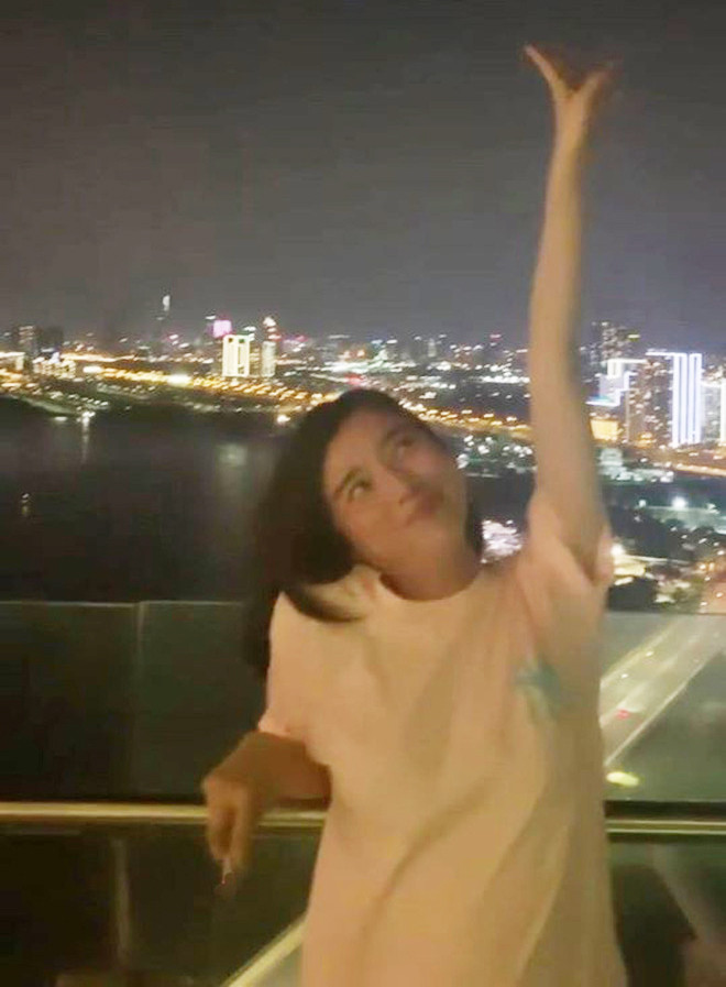 Có thể thấy cô đang ở bên cạnh những người bạn rất thân nên vô tư nói cười và biểu lộ cảm xúc. Tuy nhiên khán giả không khỏi sốc khi thấy nữ diễn viên vốn gắn liền với hình ảnh hiền dịu thục nữ... bất ngờ cầm thuốc hút trước ống kính.