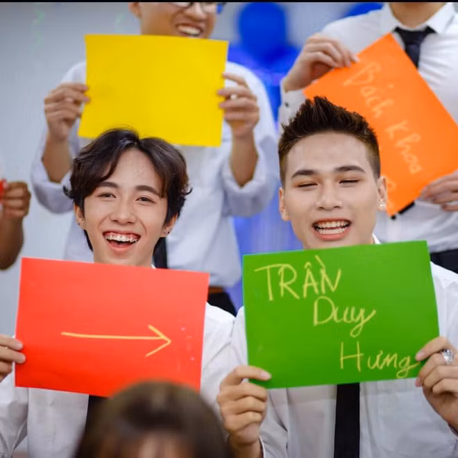 Không cầu kỳ hay đầu tư công phu, bộ ảnh vẫn được khen ngợi vì mang đến cảm giác chân thực, đúng chất tinh nghịch của tuổi học trò.