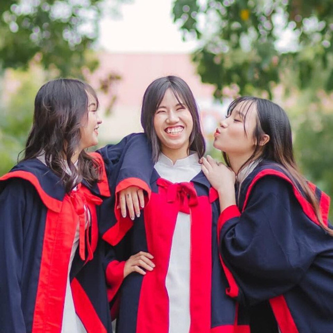 Ngoài những bức ảnh vui nhộn, lớp 12A1 còn chụp kỷ yếu với 3 concept chính: áo dài - vest, áo cử nhân và phong cách retro nhằm lưu giữ những giây phút đẹp nhất tuổi học trò.