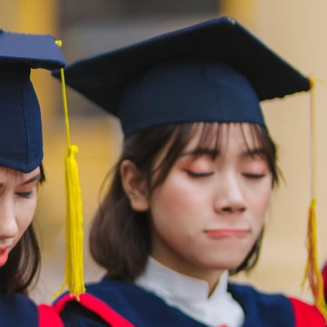 Theo chủ nhân bộ ảnh chia sẻ, tất cả mọi người trong lớp đều đồng tình việc đăng tải những bức hình này lên mạng xã hội nhằm chứng minh sự đoàn kết, gắn bó của các thành viên trong một tập thể.