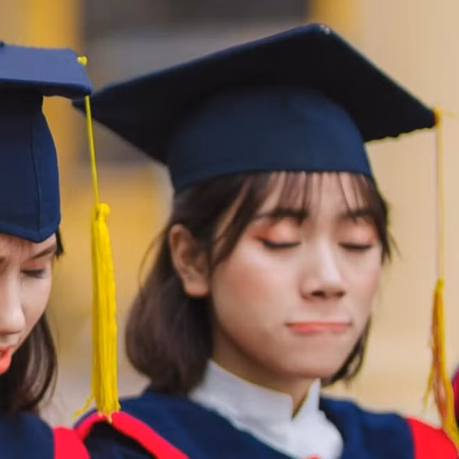 Theo chủ nhân bộ ảnh chia sẻ, tất cả mọi người trong lớp đều đồng tình việc đăng tải những bức hình này lên mạng xã hội nhằm chứng minh sự đoàn kết, gắn bó của các thành viên trong một tập thể.