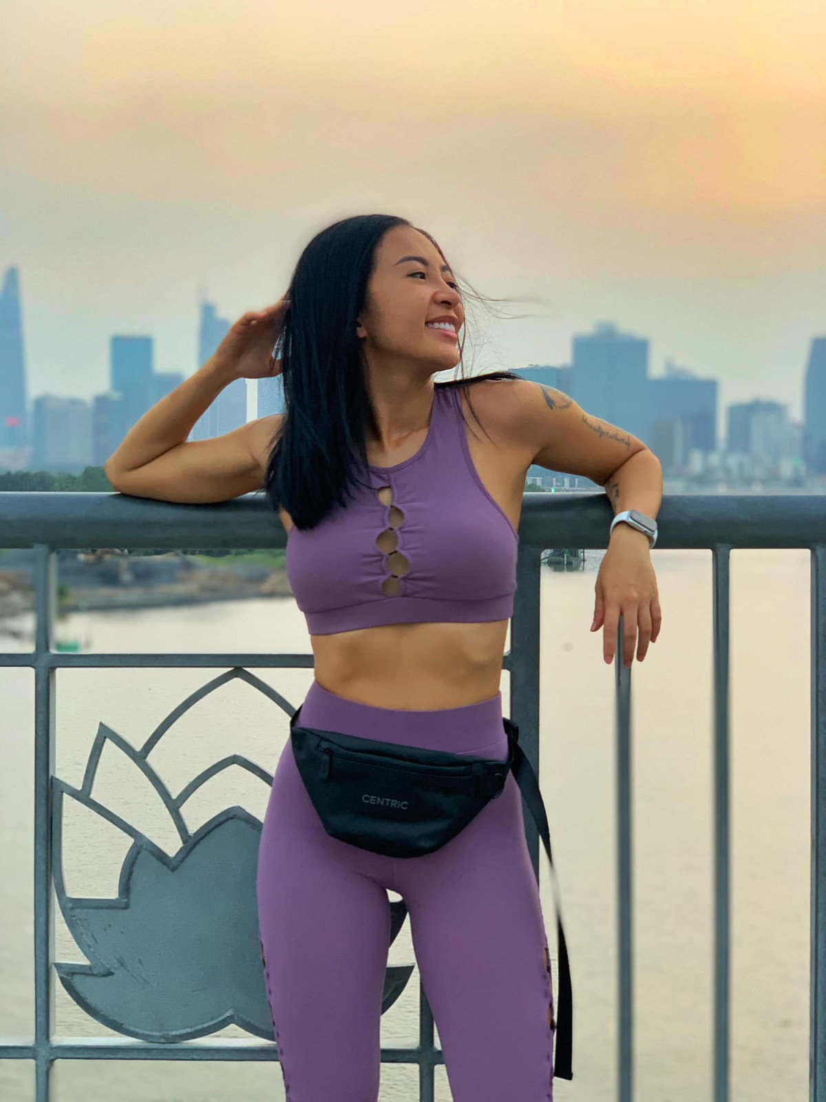 Là HLV thể hình nên Hana sở hữu thân hình không mỡ thừa, thon gọn. Thậm chí cô từng chia sẻ bị bạn bè gọi là "người đàn ông đi guốc" bởi cả body và tính cách đều cực kỳ mạnh mẽ.