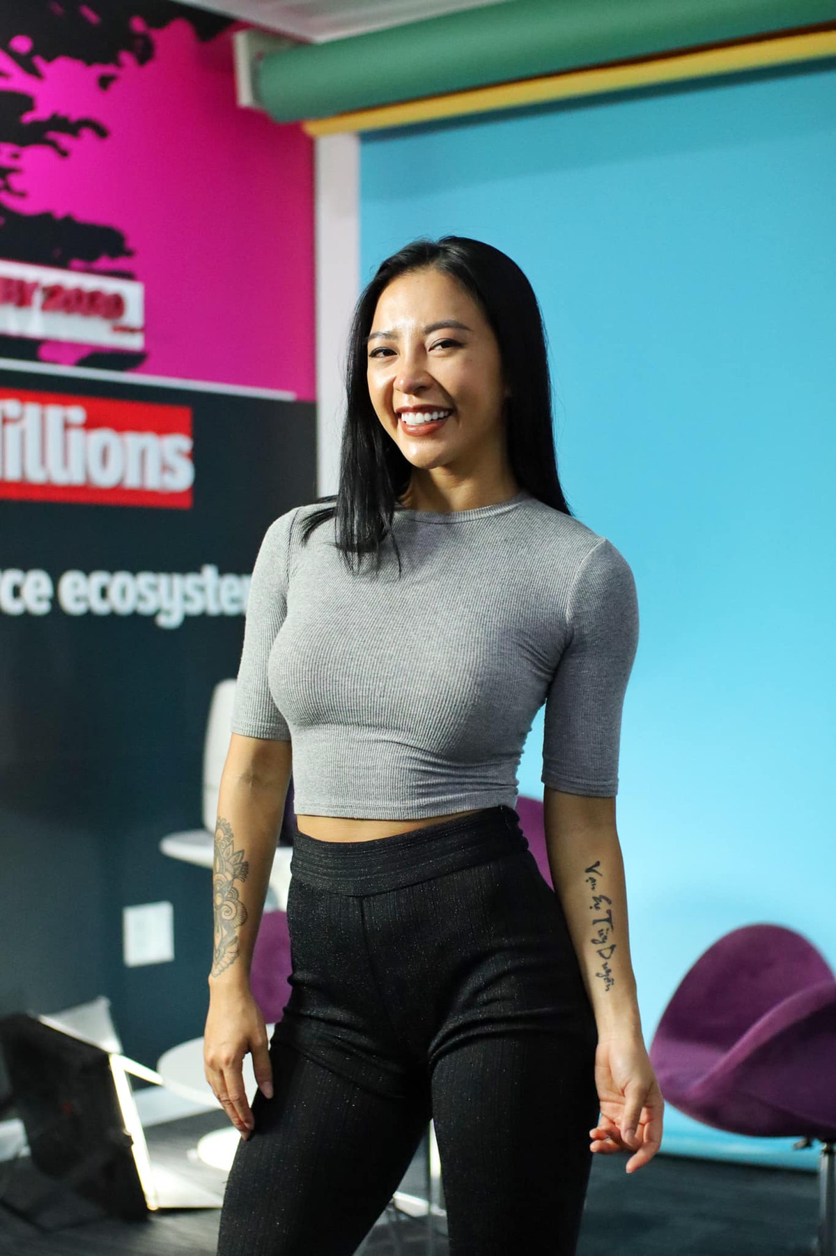 Hana Giang Anh tên thật là Nguyễn Đăng Hương Giang, sinh năm 1993. Cô từng là sinh viên trường Đại học Kinh tế quốc dân. Cô nàng bắt đầu hoạt động nghệ thuật khi mới lên 5 tuổi, sinh hoạt tại CLB Họa My, Hà Nội.