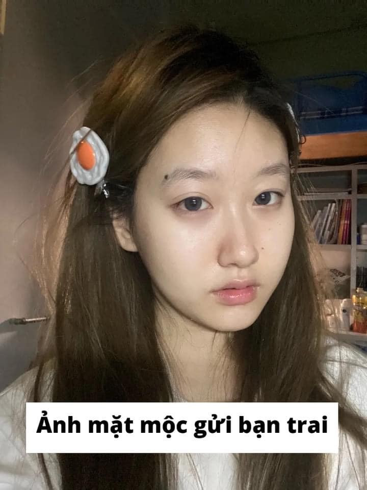 Ảnh mặt mộc gửi cho bạn trai, tuy có vẻ không trang điểm nhưng vẫn tràn đầy sức sống.