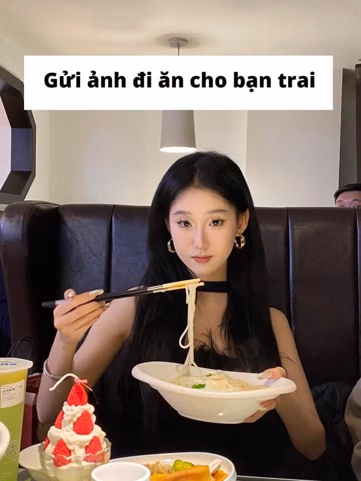 Ảnh gửi cho bạn trai lúc đi ăn, trang điểm chỉn chu, ăn nhưng vẫn thần thái ngút ngàn.