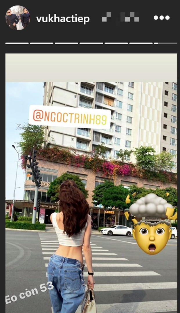 Kèm với đó, "ông bầu" đăng tải một bức hình người mẫu Ngọc Trinh diện áo croptop, khoe trọn vòng eo nhỏ xíu khiến ai cũng mê đắm.