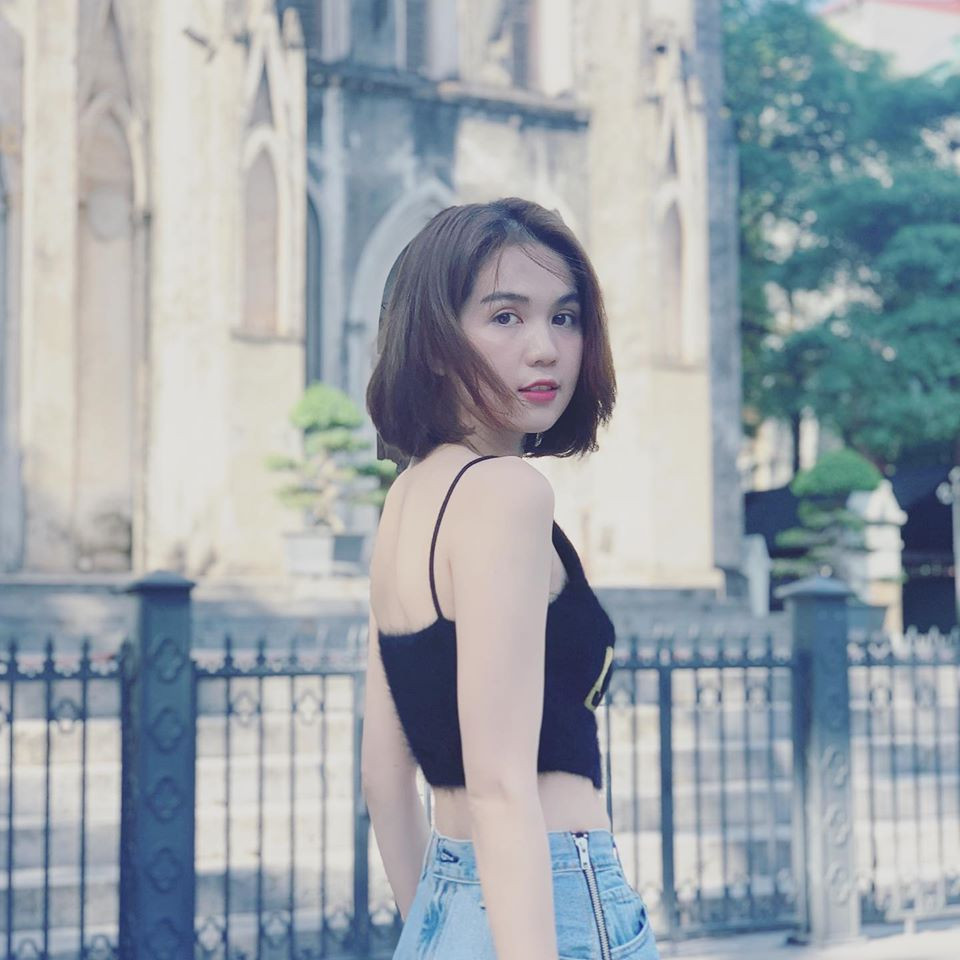 Biết được lợi thế hình thể của bản thân, Ngọc Trinh chăm chỉ diện trang phục khoe eo, khi chụp hình cũng khéo léo để lộ vòng 2.