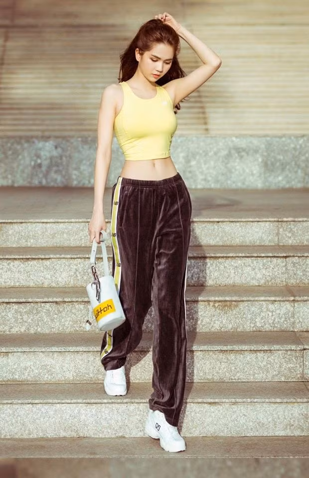 Từ lâu, vòng eo đã là "thương hiệu" của Ngọc Trinh. Nhắc đến người có vòng 2 nhỏ nhất showbiz Việt, người hâm mộ luôn nghĩ đến cô nàng đầu tiên.