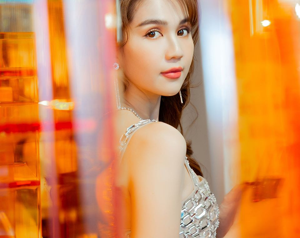 Ngọc Trinh ở nhà biệt thự, cuộc sống dát toàn hàng hiệu, xe sang, du lịch khắp nơi trên thế giới và có hơn 6 triệu người theo dõi trên mạng xã hội.