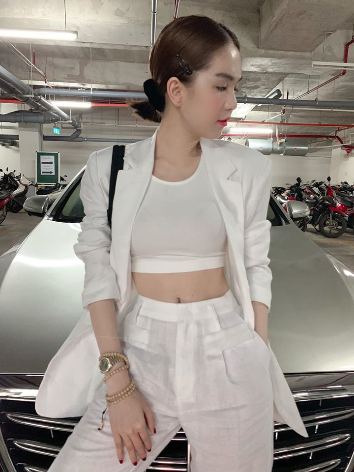 "Nữ hoàng nội y" sở hữu vòng eo ước mơ của mọi cô gái. Eo nhỏ luôn là chuẩn mực cái đẹp.