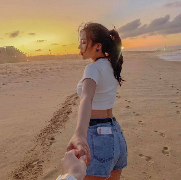 Với sự gợi cảm, quyến rũ trang cá nhân của hot girl này đang sở hữu tới hơn 200.000 lượt theo dõi.