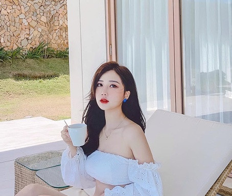 Hương Trần luôn nhận được nhiều lời khen vì sự tinh tế trong cách mix đồ mỗi khi đăng tải ảnh khoe dáng với bikini. Mời quý độc giả đón xem thêm video “Hot girl thị phi” trở thành tỷ phú trẻ nhất thế giới - Nguồn: KÊNH VTC14