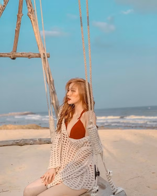 Linh Hương Trần hiện đang làm người mẫu ảnh tự do và nhận được nhiều sự chú ý của những nhãn hàng có tiếng.