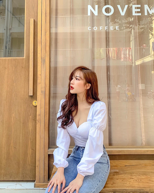 Hot girl sinh năm 97 ghi điểm tuyệt đối với phong cách thời trang trẻ trung, thời thượng, ngọt ngào đúng với lứa tuổi chứ không hề phô trương da thịt quá đà.