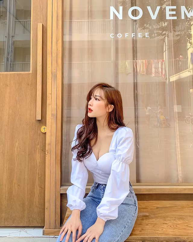 Hot girl sinh năm 97 ghi điểm tuyệt đối với phong cách thời trang trẻ trung, thời thượng, ngọt ngào đúng với lứa tuổi chứ không hề phô trương da thịt quá đà.