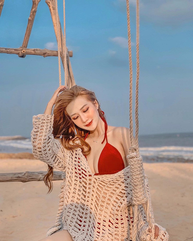 Cô nàng gây ấn tượng bởi gương mặt xinh đẹp, thanh tú cùng nước da trắng hồng, mịn màng.