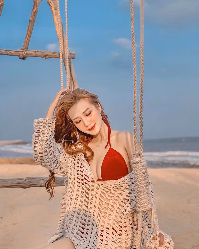 Cô nàng gây ấn tượng bởi gương mặt xinh đẹp, thanh tú cùng nước da trắng hồng, mịn màng.