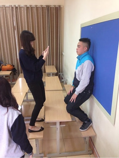 Chỉ cần có một chiếc phông xanh đúng màu cùng một chiếc điện thoại với camera có độ phân giải cao một chút là có thể cho ra đời những bức ảnh thẻ tại gia, không hề tốn kém một xu nào.