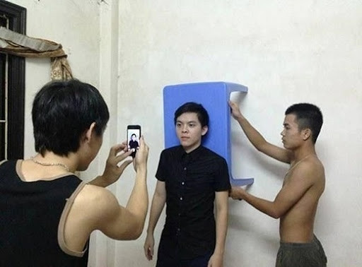 Chiếc bàn nhựa quen thuộc trở thành vật dụng vô cùng hữu ích trong công cuộc tự chụp ảnh thẻ.