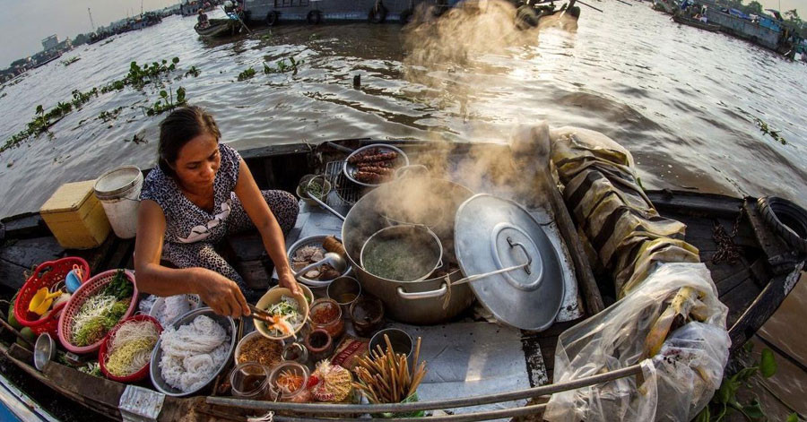 Du khách cũng có thể thưởng thức những món ăn địa phương dân dã chuẩn vị của người dân nơi đây với mức giá vô cùng rẻ. Ảnh: m.dulichdaiduong.vn