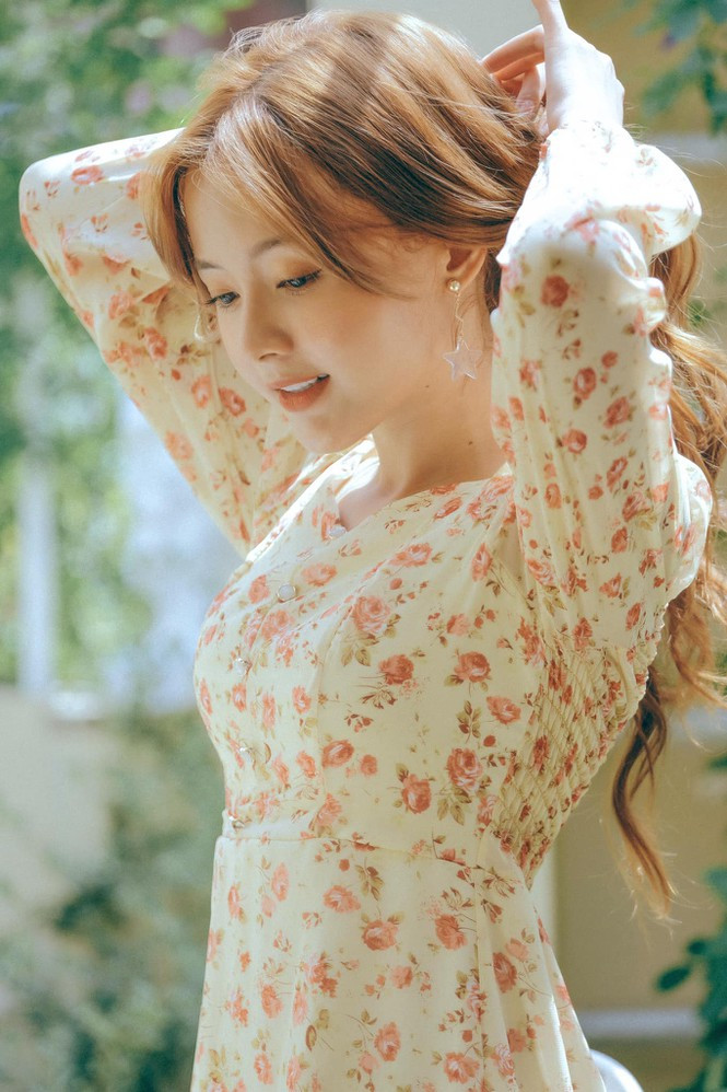 Vào thời điểm nổi lên như cồn, hot girl đang là sinh viên trường Đại học Công nghệ TP. HCM và sự nổi tiếng đã mang đến nhiều cơ hội phát triển cho nữ sinh này.