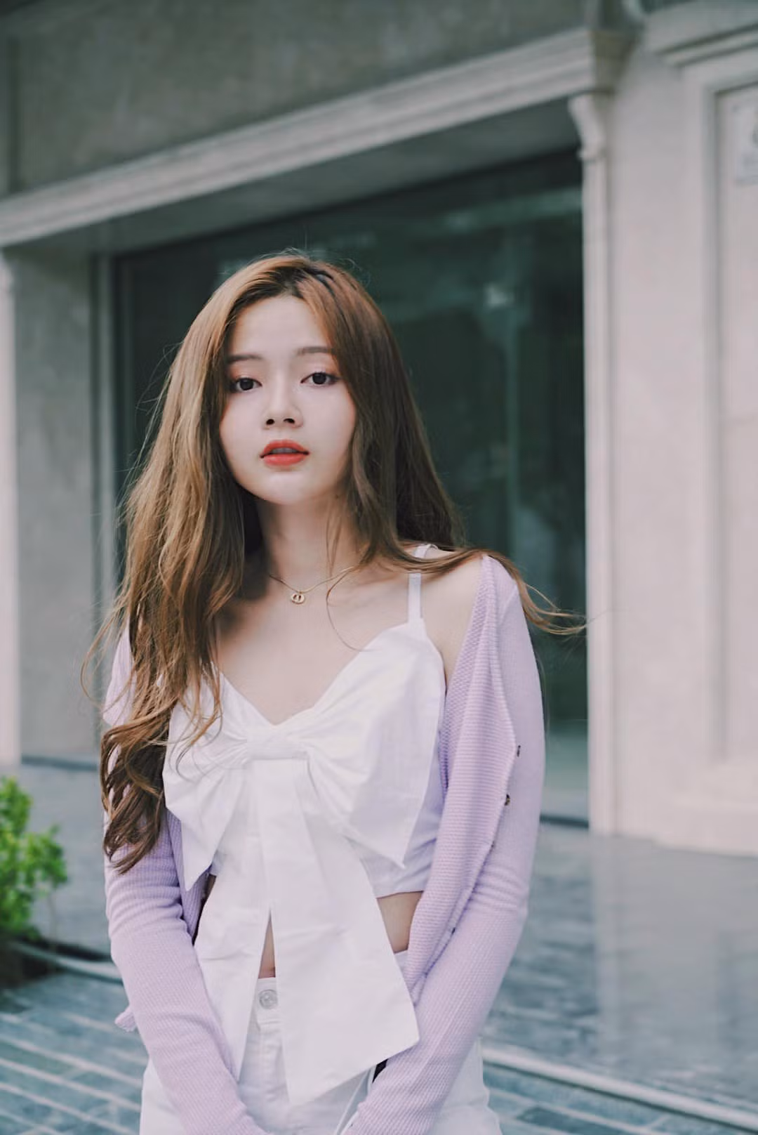 Khác hoàn toàn với nữ sinh giản dị ngày nào, "hot girl ảnh thẻ" giờ đã biết trau chuốt hơn cho bản thân, ngoài trang phục đáng yêu cô nàng cũng diện cho mình những bộ cánh quyến rũ.