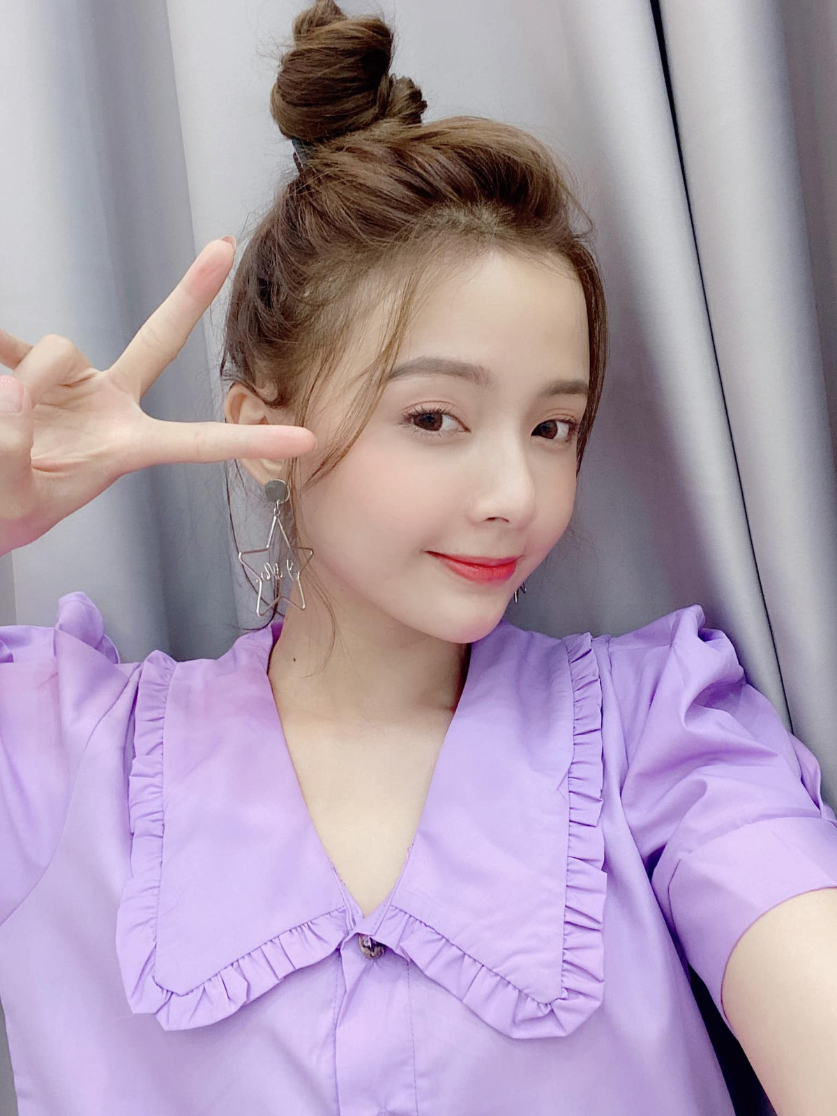 Tuy nhiên, cô nàng vẫn giữ nguyên nét đẹp xinh xắn, đáng yêu của mình dù đã 7 năm trôi qua. Hiện tại, trang cá nhân Facebook của Lan Hương đang sở hữu tới hơn 500 ngàn theo dõi.